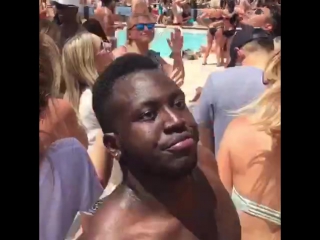 the only way to get through big crowds in vegas (nigga vine)